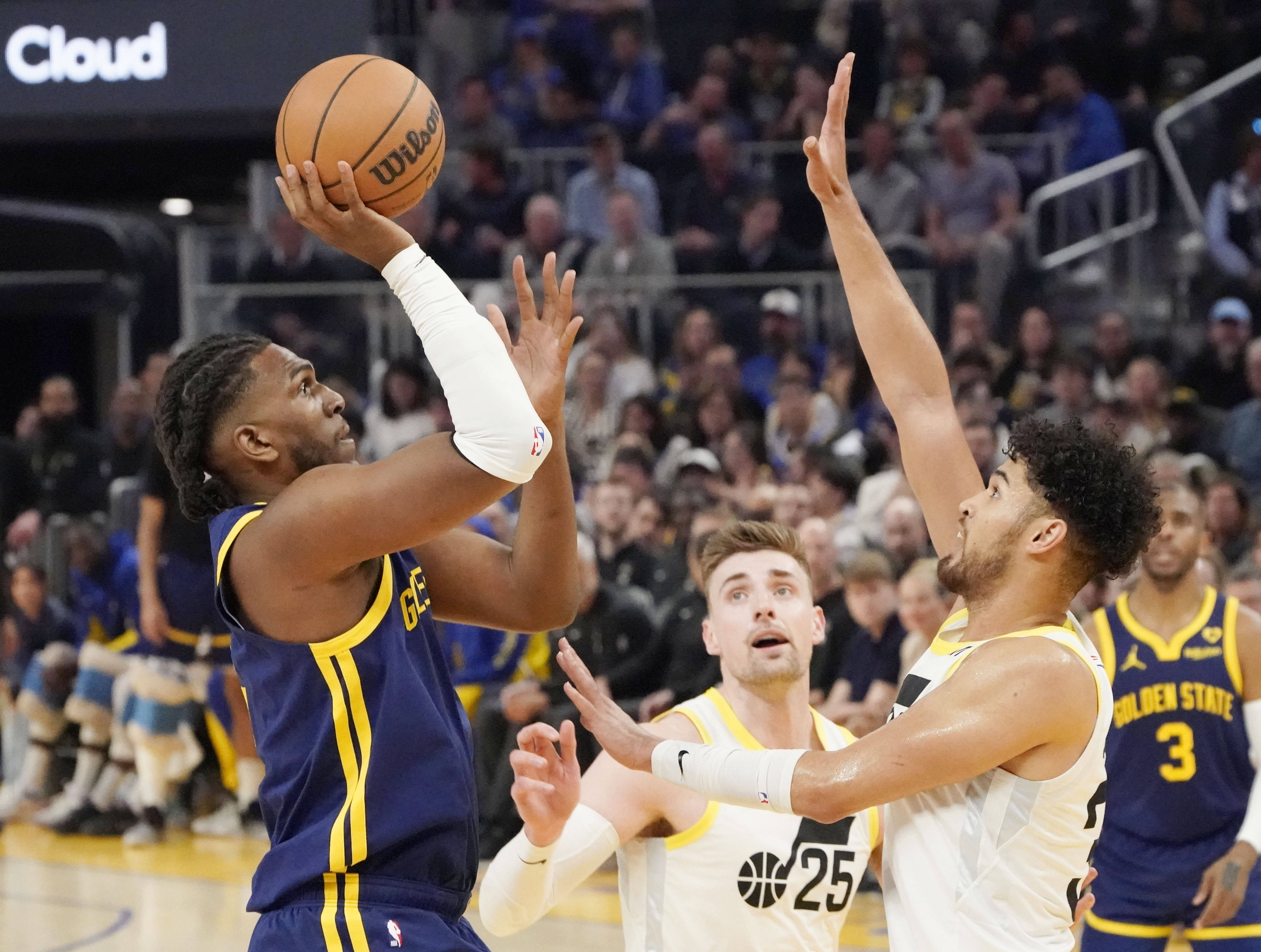 开云体育APP下载-美国NBA赛场上掀起激烈较量，球员实力强劲
