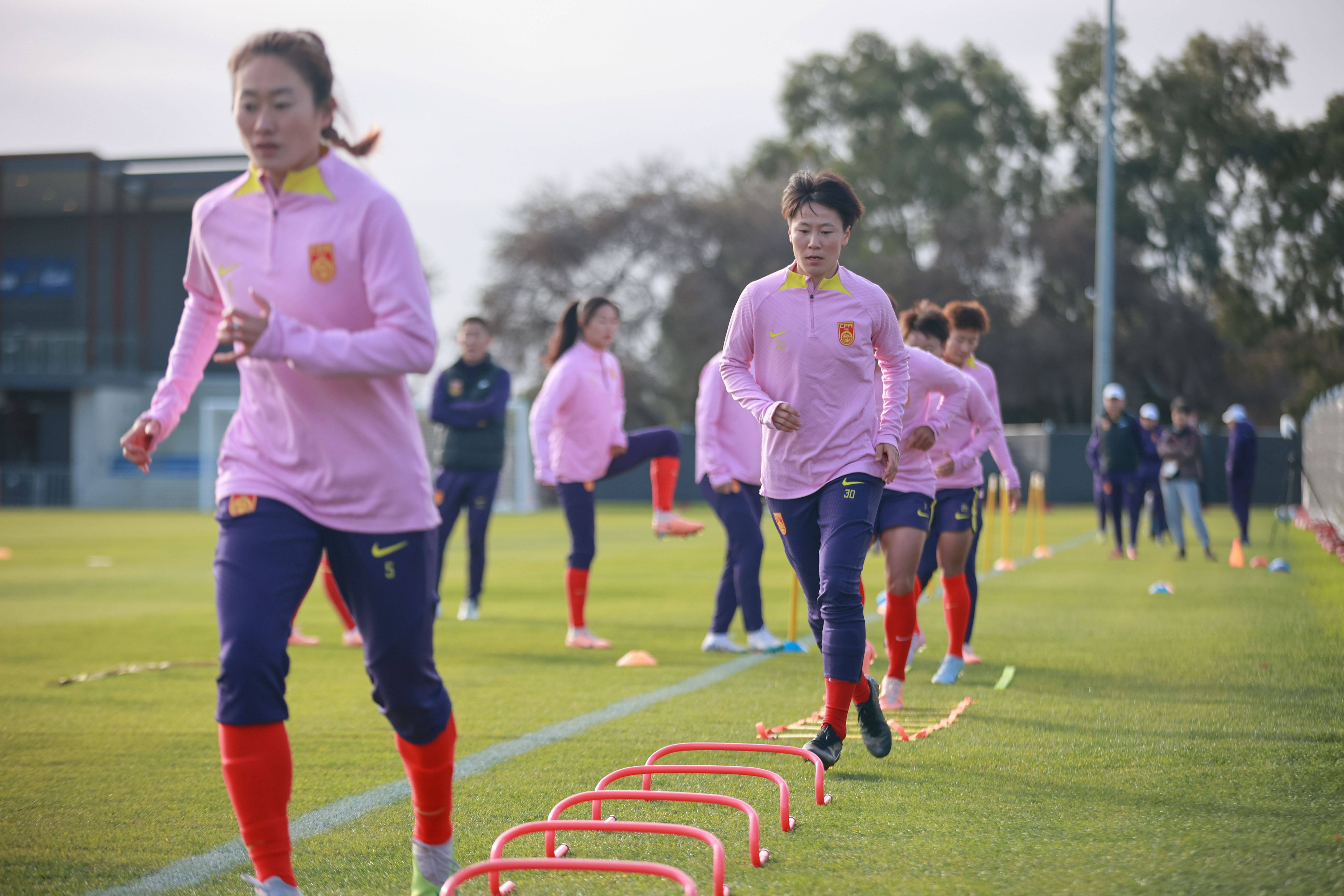 国足女足全力备战比赛，追求胜利