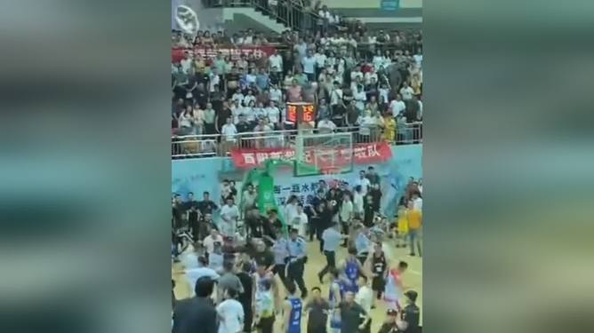 顶级篮球联赛中的纷争引发热议