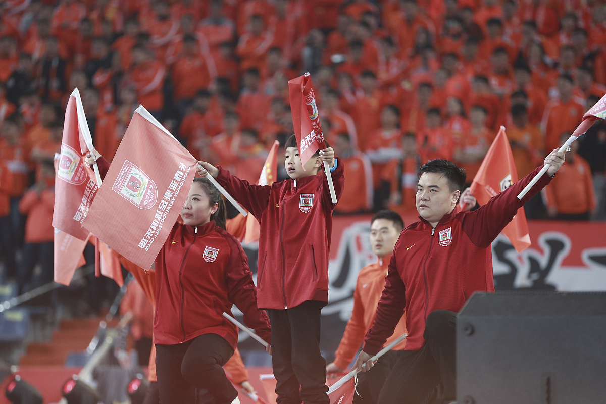 开云下载-青岛男篮奋力拼搏,取得一胜