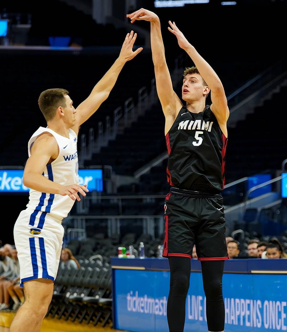 热火险胜公牛,夺得比赛 热火险胜公牛,夺得比赛