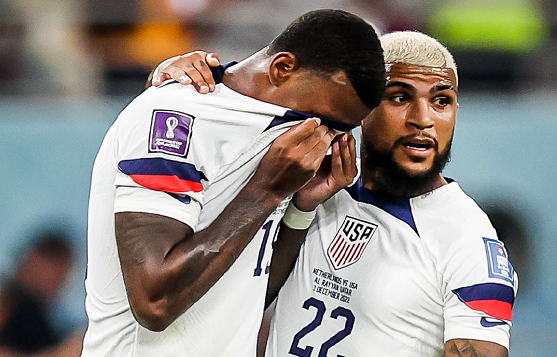 棒球传奇谢幕，球迷泪洒赛场