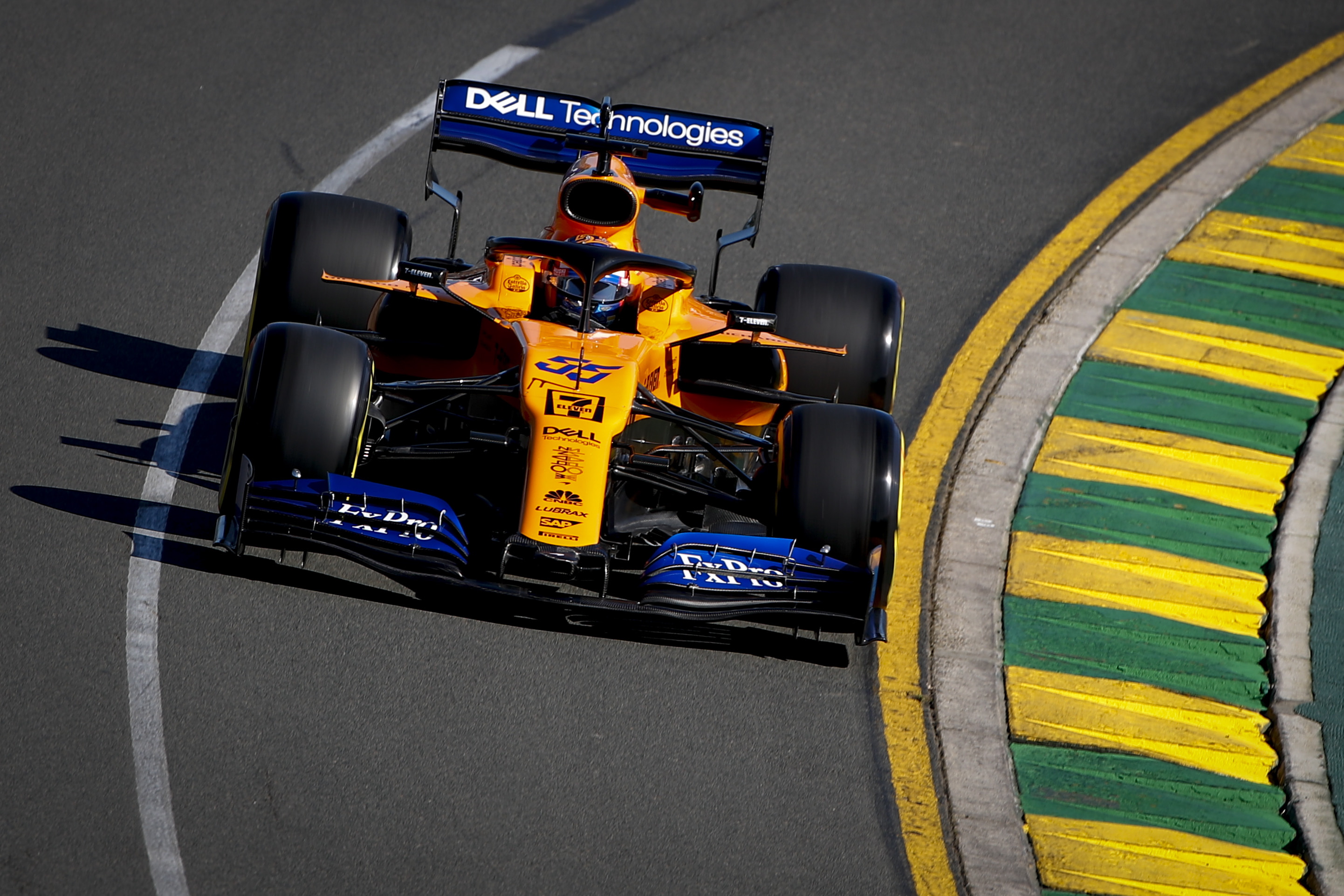 开云官网-迈凯伦鏖战梅赛德斯，塞恩斯带队取胜